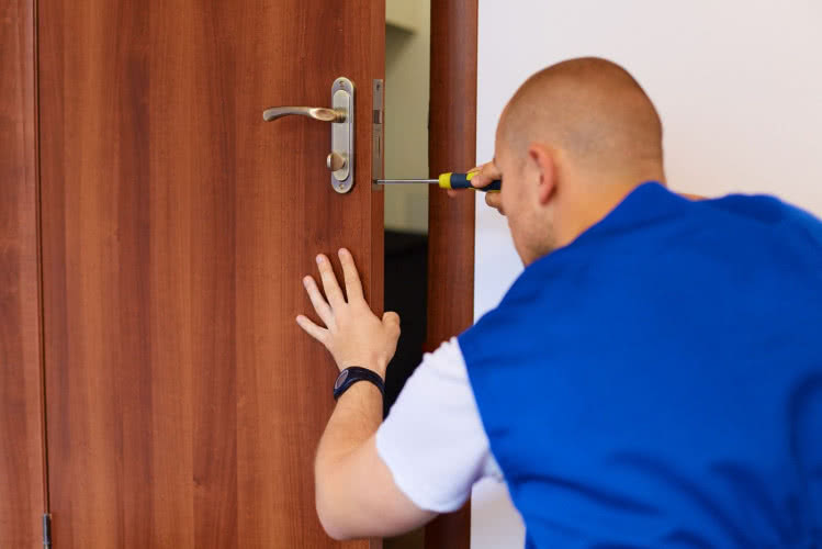  Po zawieszeniu nowego skrzydła drzwiowego, instaluje się zamek, klamkę i reguluje zawiasy. 