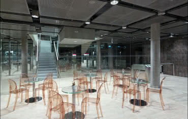 Przeszklenia wewnętrzne Solparku - funkcjonalna i czytelna architektura